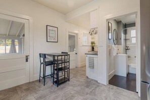 Hair dryer, towels, soap, toilet paper - Bright & Cozy home in Midtown (Coeur d'Alene)