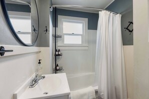 Secadora de cabello, toallas, jabón, papel de baño