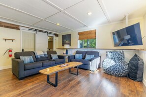 Smart TV, ping pong - Emerald Oasis – Stylish Lakeshore Haven with Hot Tub & Fire Pit (Saugatuck)