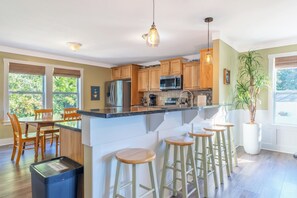 Fridge, microwave, oven, stovetop - Emerald Oasis – Stylish Lakeshore Haven with Hot Tub & Fire Pit (Saugatuck)