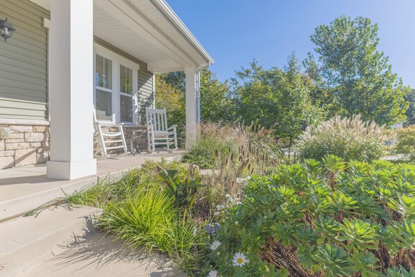 Terrace/patio - Emerald Oasis – Stylish Lakeshore Haven with Hot Tub & Fire Pit (Saugatuck)