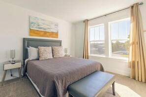 Escritorio, tabla de planchar con plancha, wifi y ropa de cama 