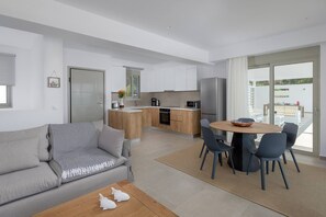 Eine moderne Wohnung mit Wohnzimmer, Küche und Essbereich.