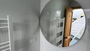 Regadera, secadora de cabello, toallas, jabón