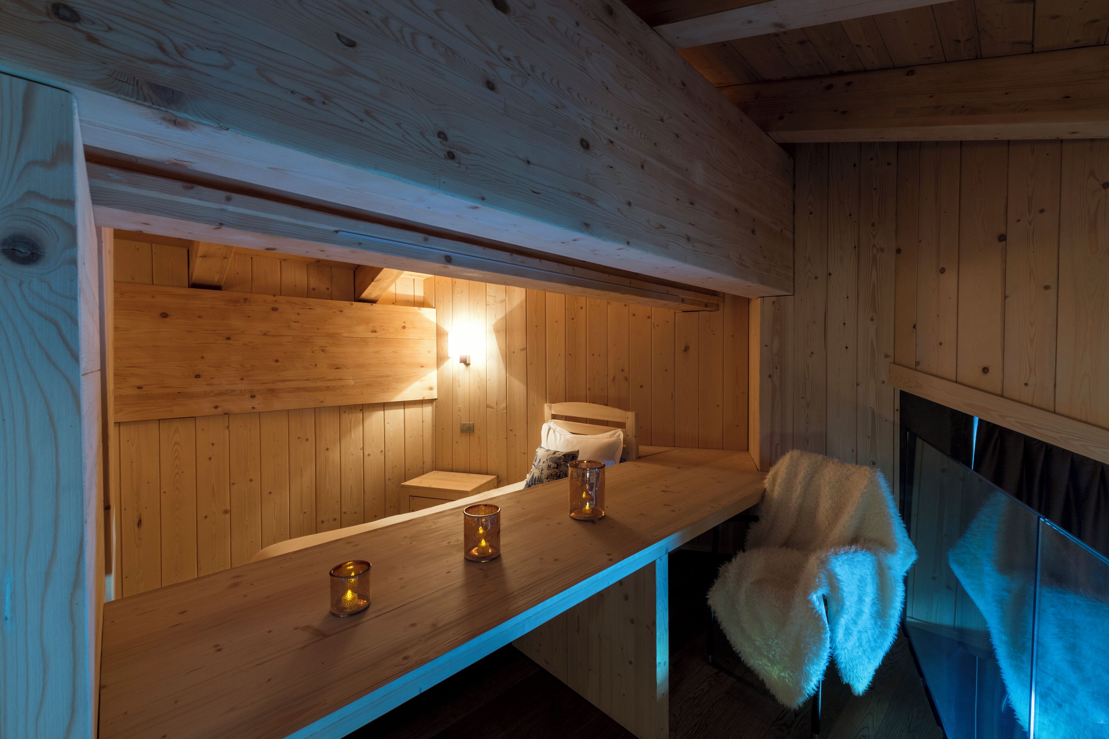 Deluxe vierpersoonskamer | Een kluis op de kamer, verduisterende gordijnen, gratis wifi