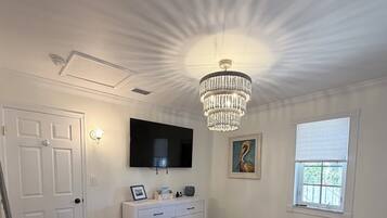 Tabla de planchar con plancha, wifi y ropa de cama