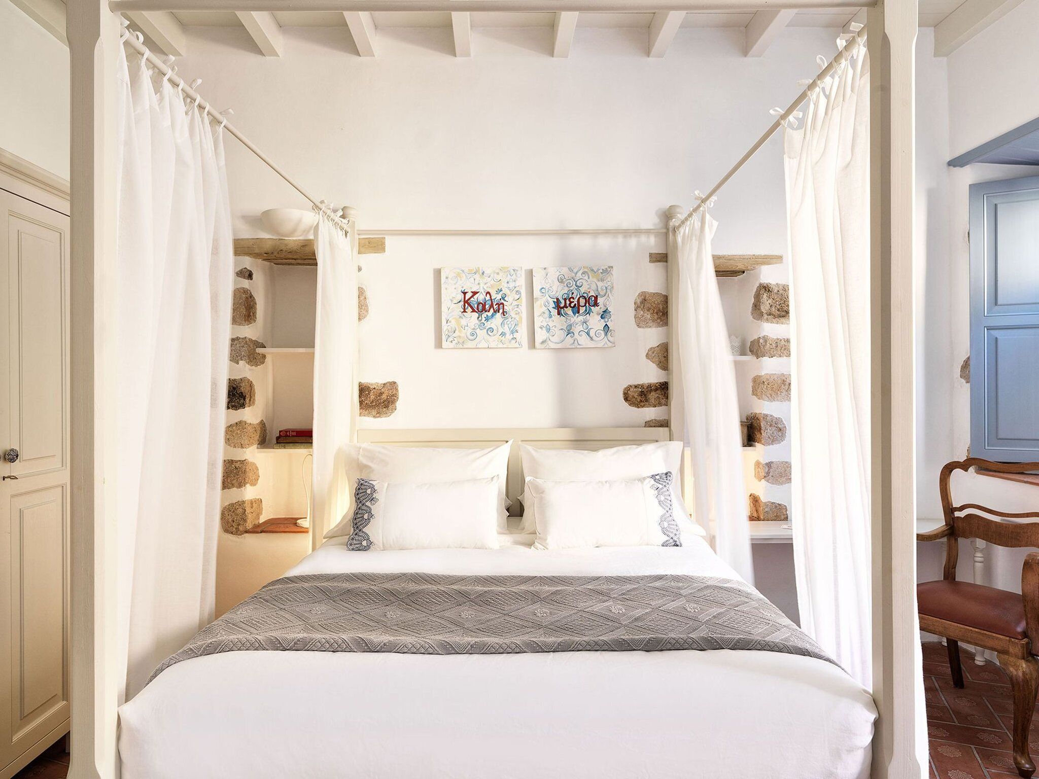 2 chambres, coffres-forts dans les chambres, fer et planche à repasser