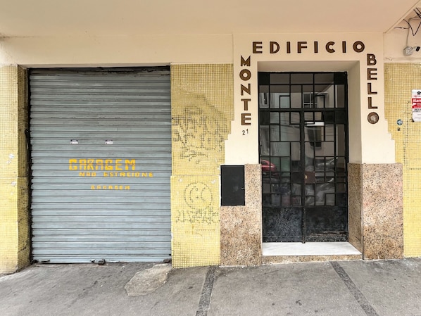 Exterior detail - Cerca de los Arcos da Lapa - STA19 (Rio de Janeiro)
