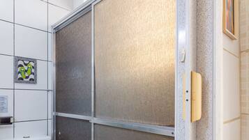 Shower, hair dryer, towels, shampoo