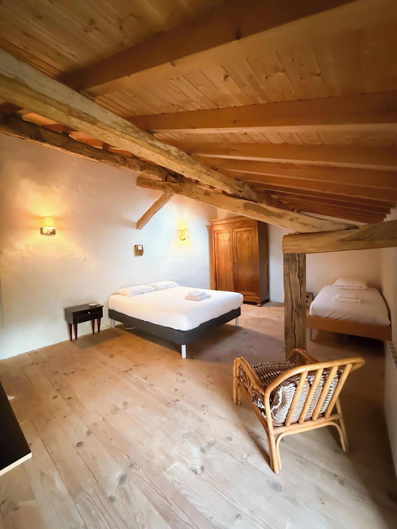 4 habitaciones, tabla de planchar con plancha y ropa de cama 