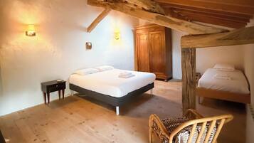 Een strijkplank/strijkijzer, beddengoed