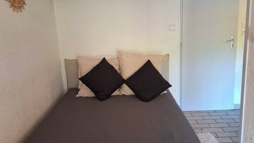 2 dormitorios, tabla de planchar con plancha, ropa de cama