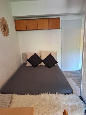 2 habitaciones, tabla de planchar con plancha y ropa de cama