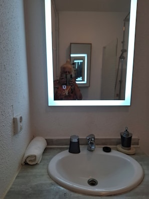 Haartrockner, Handtücher, Toilettenpapier