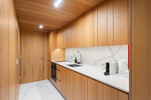 Fridge, microwave, oven, dishwasher - GuestReady - Charming City Center Retreat (Porto)