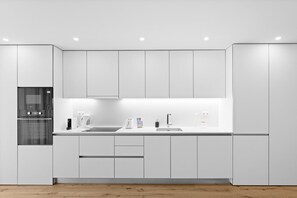 Fridge, microwave, oven, dishwasher - GuestReady - Modern Apartment in Porto (Porto)
