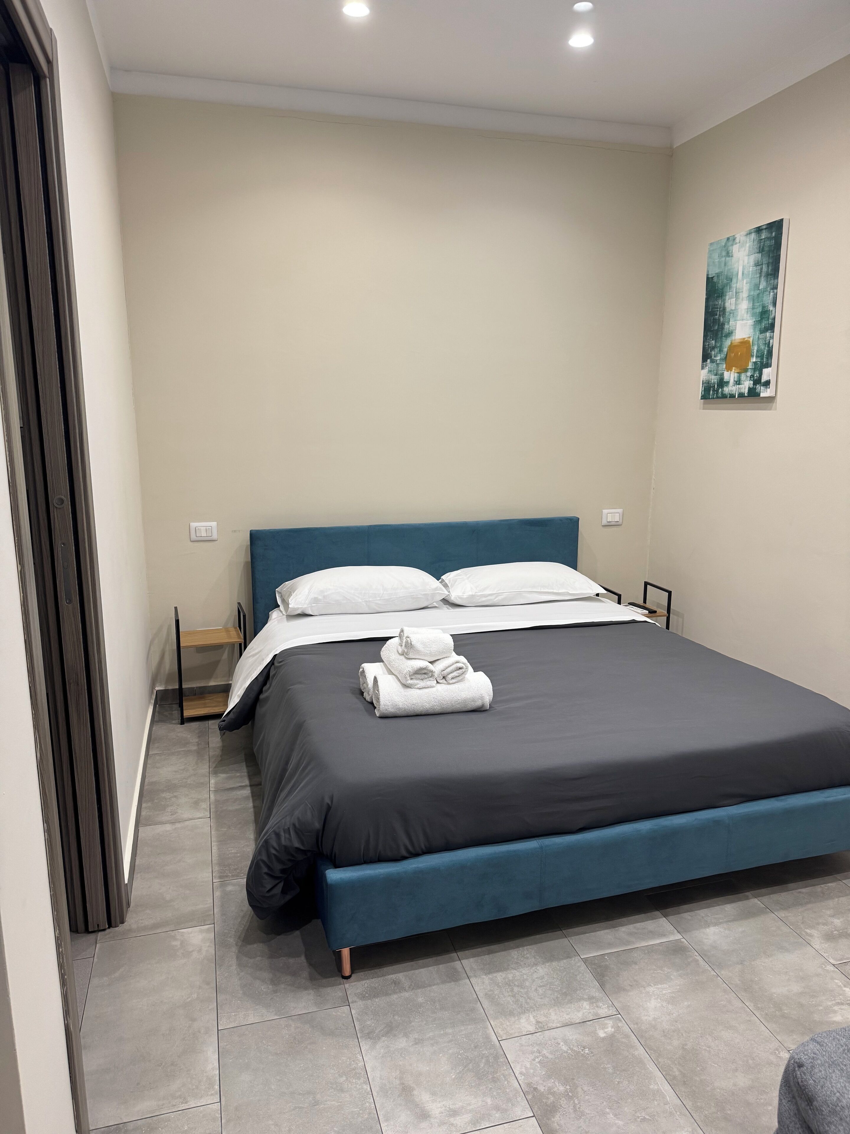 Habitación doble Deluxe, vista al patio | Caja de seguridad en la habitación, cortinas blackout y insonorización 