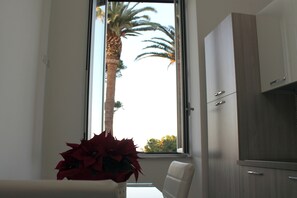 Chambre Quadruple Supérieure, balcon, vue mer | Coffres-forts dans les chambres, rideaux occultants