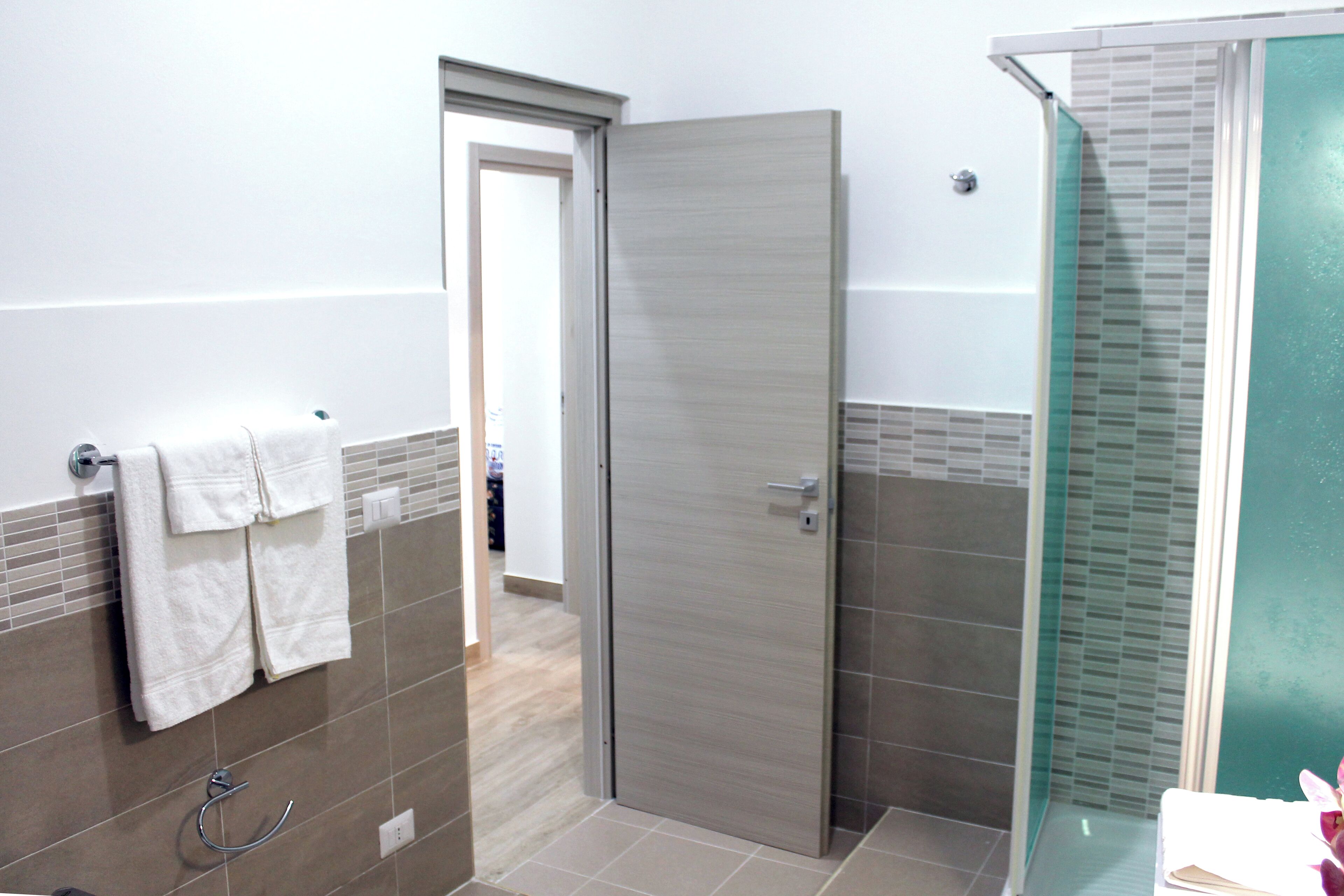 Safe på rommet, blendingsgardiner, lydisolert og strykejern/-brett