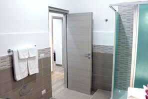 خزنة داخل الغرفة وستائر تعتيم وتجهيزات عازلة للصوت ومكواة/لوح كي