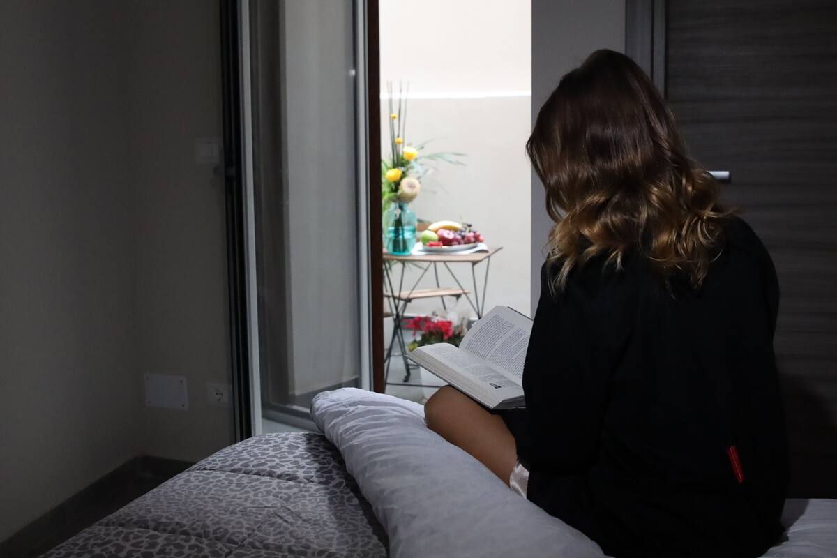 خزنة داخل الغرفة وستائر تعتيم وتجهيزات عازلة للصوت ومكواة/لوح كي