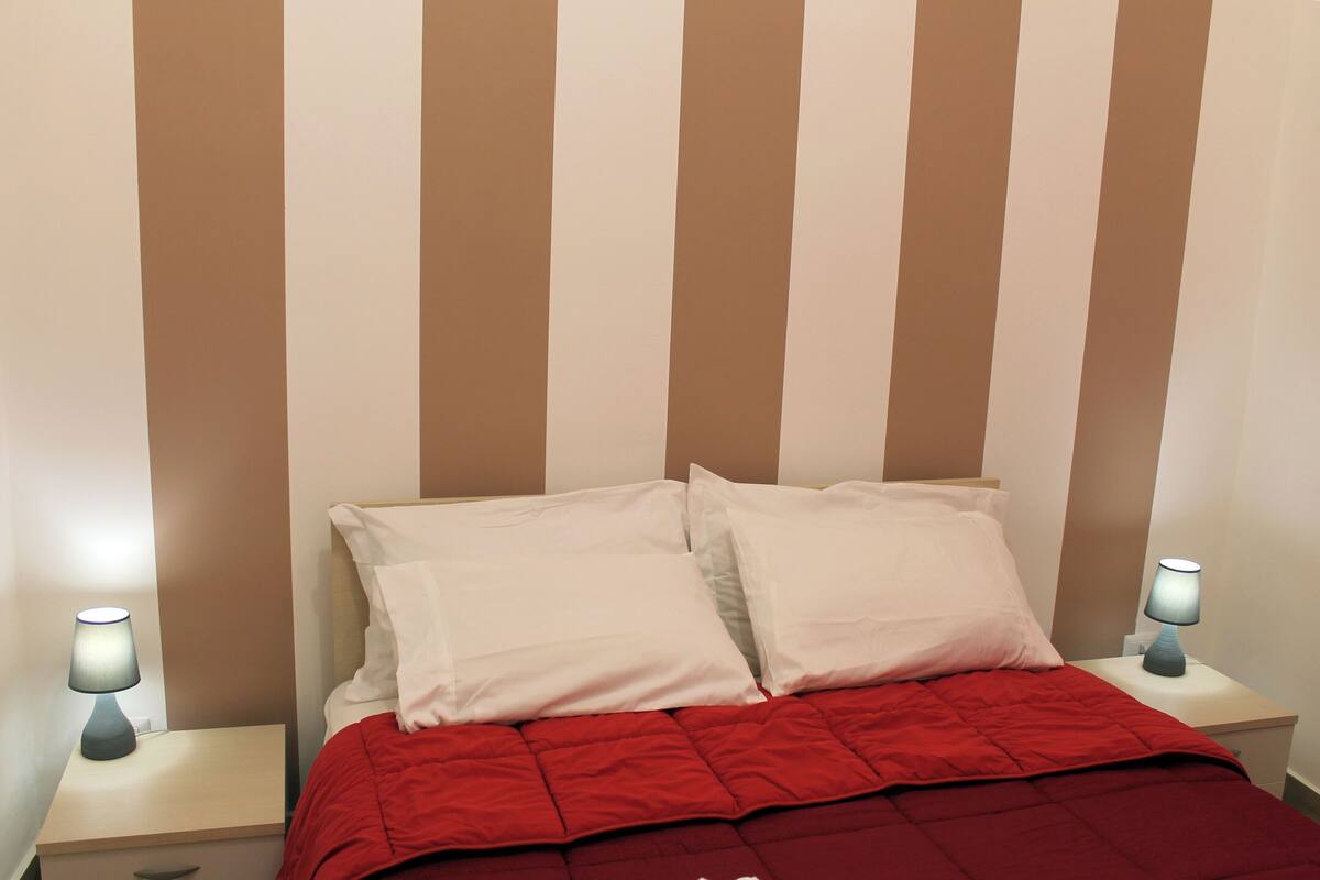 خزنة داخل الغرفة وستائر تعتيم وتجهيزات عازلة للصوت ومكواة/لوح كي