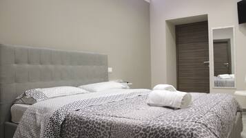 Comfort-Dreibettzimmer, Blick auf den Innenhof | Zimmersafe, Verdunkelungsvorhänge, schallisolierte Zimmer