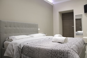 Comfort-Dreibettzimmer, Blick auf den Innenhof | Zimmersafe, Verdunkelungsvorhänge, schallisolierte Zimmer