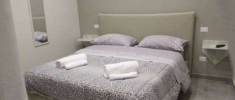 Deluxe tweepersoonskamer | Een kluis op de kamer, verduisterende gordijnen, geluiddichte muren