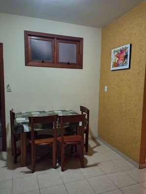 Dining - Flat América Praia in Taperapuã, Porto Seguro, BA, 30 m from the beach, right on the sand. (Porto Seguro)