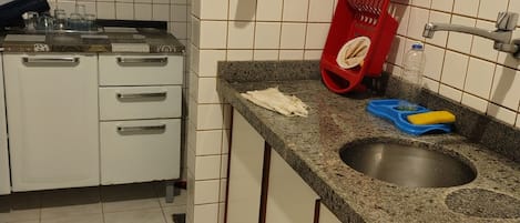 Frigorifero, piano cottura, bollitore elettrico, tostapane