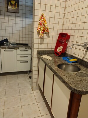 Fridge, microwave, stovetop, electric kettle - Flat América Praia in Taperapuã, Porto Seguro, BA, 30 m from the beach, right on the sand. (Porto Seguro)