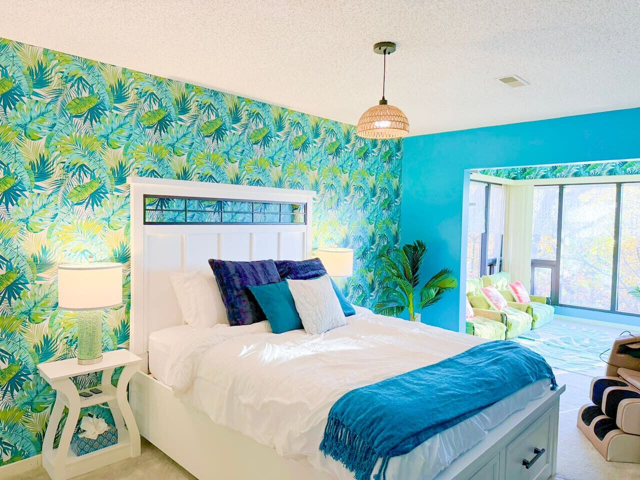 2 slaapkamers, een bureau, een strijkplank/strijkijzer, reisbedje