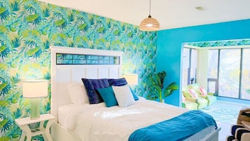 2 slaapkamers, een bureau, een strijkplank/strijkijzer, reisbedje