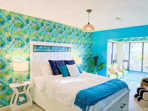 2 quartos, escrivaninha, ferros/tábuas de passar roupa, berço de viagem