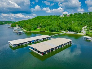 Marina - Tiki Time-2BD/2BA/Pools/Grill/Patio-Four Seasons (Lake Ozark)