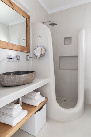 Shower, towels, soap, shampoo - Endearing Paros Villa | Villa Irida | 4-Bedrooms | Breathtaking Sea Views |. (Paros)