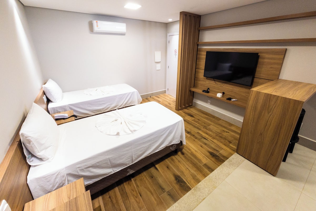 Apartamento standard, várias camas | Espaço de trabalho para notebook, Wi-Fi de cortesia