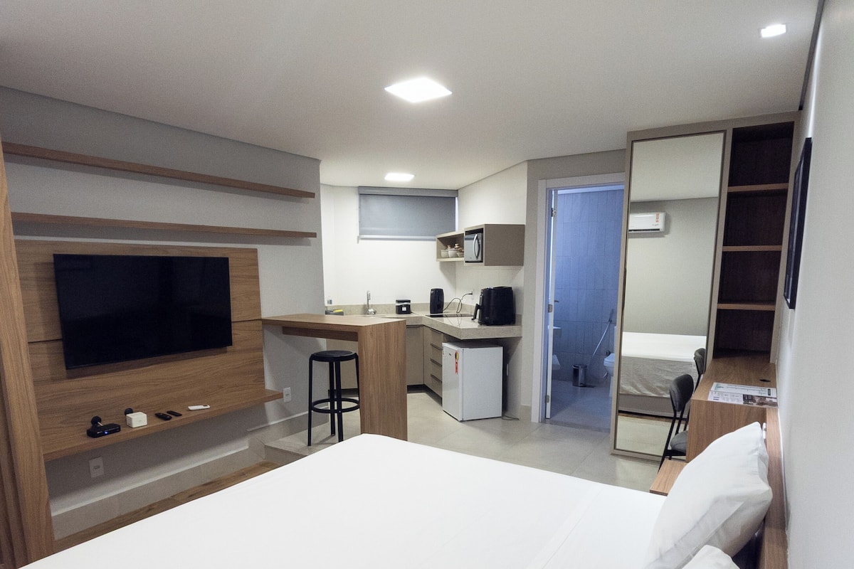 Apartamento standard, 1 cama Queen | Espaço de trabalho para notebook, Wi-Fi de cortesia