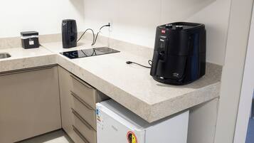 Frigorífic petit, microones i placa de cuina