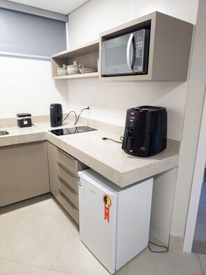 小冰箱、微波爐、爐台、鍋具/餐盤/廚房用品