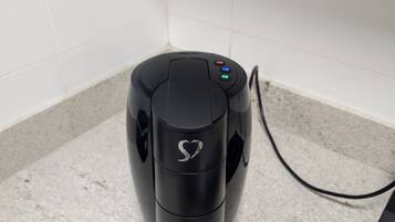 Frigorífic petit, microones i placa de cuina