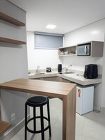 Frigobar, microondas, placa de cocina, utensilios de cocina