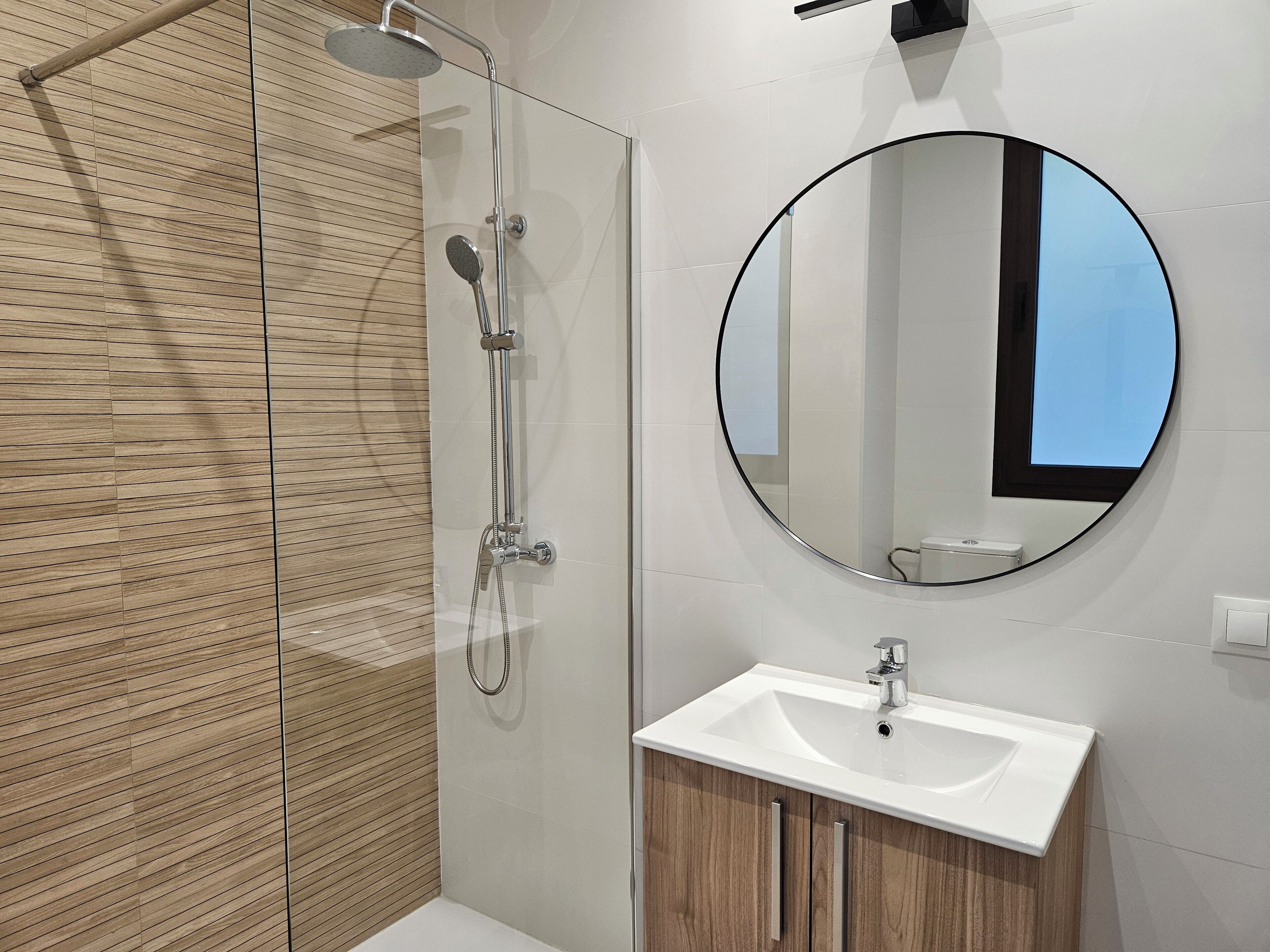 Shower, pengering rambut, handuk, dan sabun