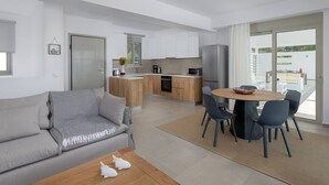 Een modern appartement met een woonkamer, keuken en eetruimte.