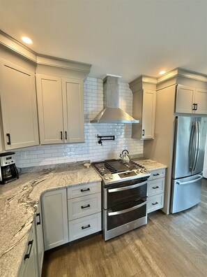 Jääkaappi, mikroaaltouuni, uuni, liesi