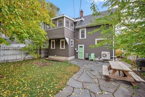 Outdoor dining - Navigate Stays Serene Retreat in Minneapolis (Minneapolis)