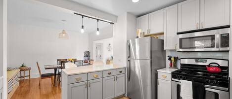 Refrigerador, microondas, horno, placa de cocina