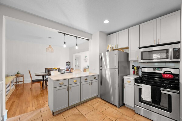 Fridge, microwave, oven, stovetop - Navigate Stays Serene Retreat in Minneapolis (Minneapolis)