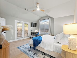 4 bedrooms, desk, iron/ironing board, travel cot - Boho Dreamscape / 4BD + Game Room + Pool (The Colony)